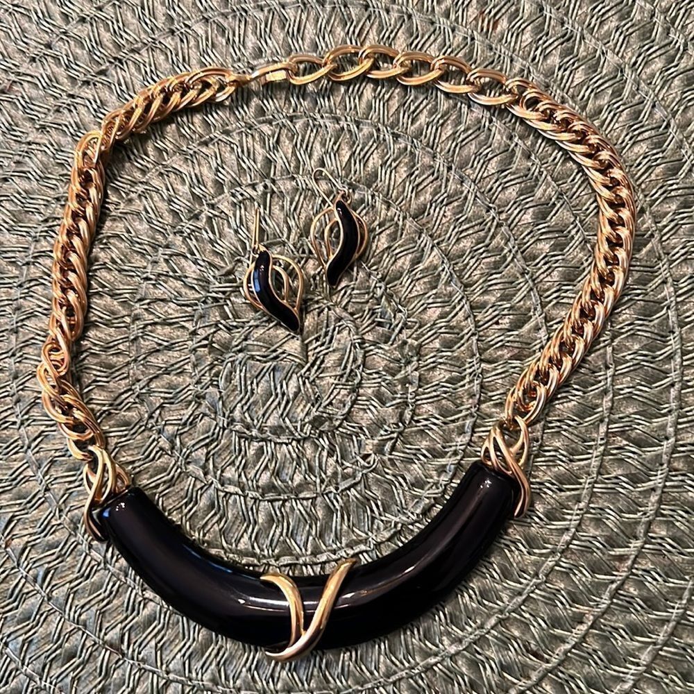 Gorgeous Vintage 1980’s Monet chocker & earrings set only worn a few times EUC - Picture 2 of 12